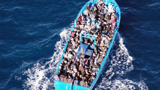 Tunisia, nave da guerra sperona barca con 70 migranti: otto morti