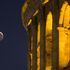 La luna rossa spunta dietro il Colosseo: lo spettacolo dell'eclissi nel cielo di Roma