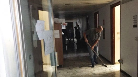 Bari, si allaga il tribunale civile: fascicoli  bagnati e computer in corto circuito