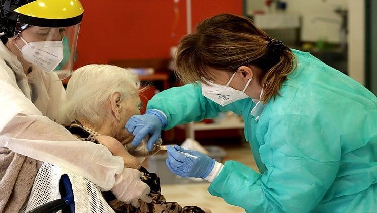 "Vaccini ai medici di famiglia consegnati in ritardo, pazienti penalizzati": in Puglia la denuncia dei sindacati 