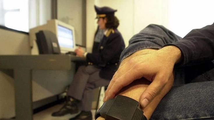 Braccialetti elettronici, centinaia di falsi allarmi: “Così la sicurezza è a rischio”