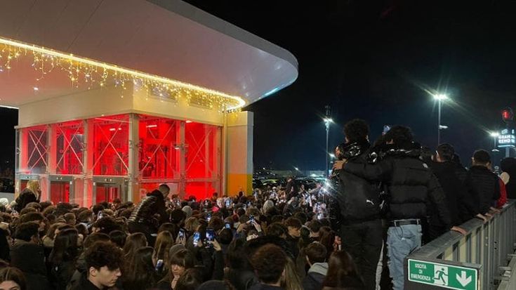 Per Medy Cartier idolo trap schiaffi e coltellate al centro commerciale Gran Reno. E lui: “Non usatemi per farvi belli su Tik Tok”