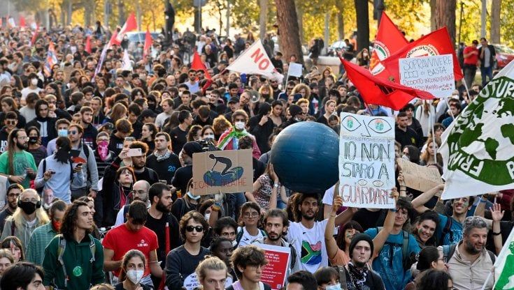 Contestatori in piazza senza violenze. “Dai potenti della Terra solo bla bla”