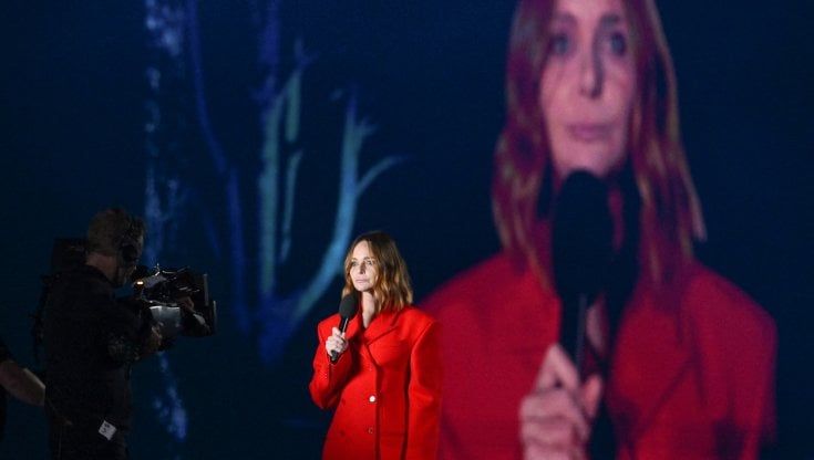 Stella McCartney: “Dobbiamo salvare la Terra dalla distruzione. Re Carlo è la nostra speranza”