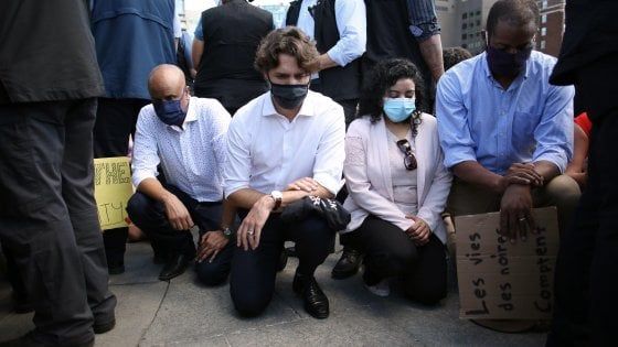 Morte Floyd, Trump ai manifestanti: "Non inginocchiatevi". Ma in Canada lo fa il premier Trudeau
