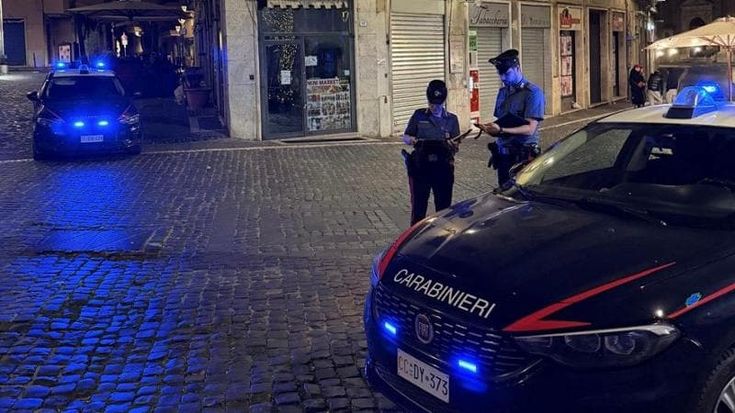 Sorpreso a spacciare droga a quindici anni prende i carabinieri a calci
