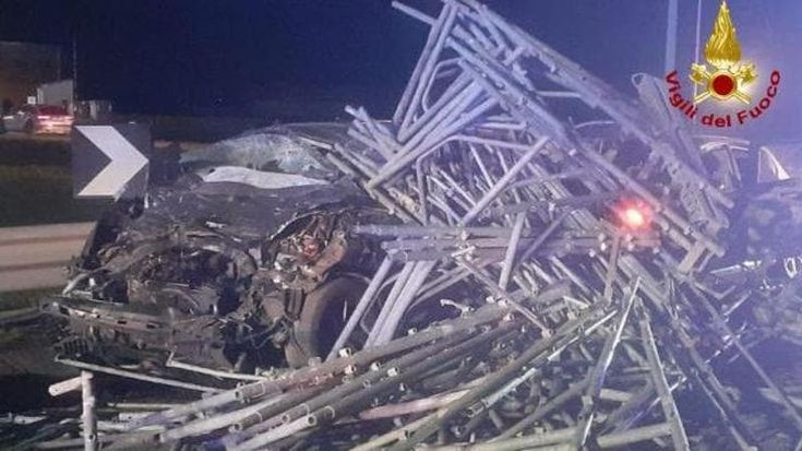 Reggio Emilia, camion perde il carico che travolge tre auto: morti due ragazzi di 19 e 21 anni, cinque feriti. Arrestato l’autista scappato: aveva la patente sospesa per ubriachezza, era andato a casa a dormire
