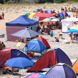 Palermo, giornalista filma la tendopoli: aggredita dagli occupanti. "Mi hanno salvata i carabinieri"