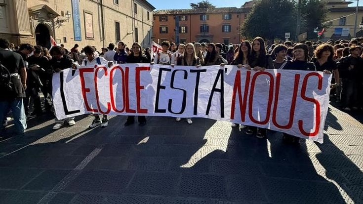 Firenze, la polizia devia il corteo degli studenti per evitare l’avvicinamento al consolato francese