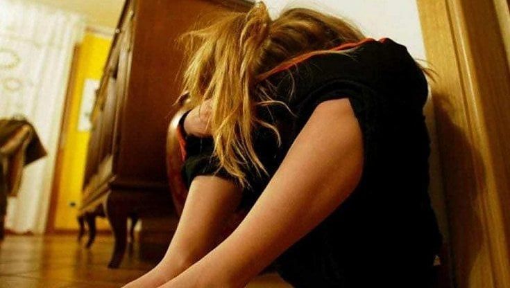 Fanno prostituire la figlia di 13 anni: "Era la loro unica fonte di guadagno"