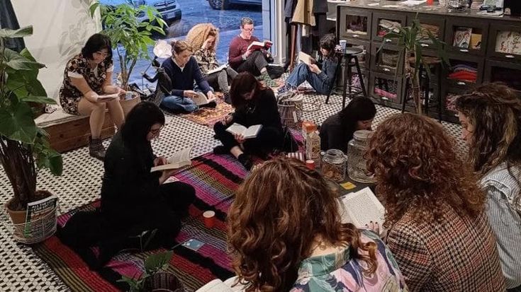 Silent reading party, dagli States all’Italia: Millennials e Gen Z spengono i cellulari e aprono i libri: “Così leggere diventa un messaggio politico. Non è da sfigati”