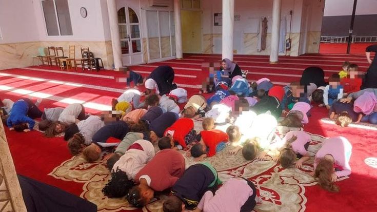Gli alunni inginocchiati in moschea. Valditara: ispezione nell’asilo cattolico