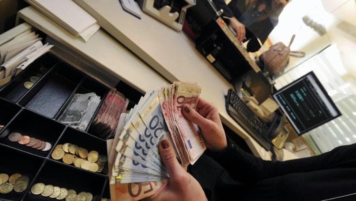 Dai bancari ai camerieri: chi guadagna di più. La classifica degli stipendi privati secondo l’Inps
