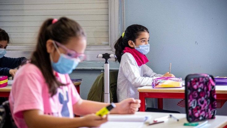 Scuola, Bianchi e Speranza: "Via le mascherine se tutti vaccinati". I presidi: "Attenzione a bullismo e discriminazioni"