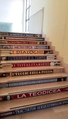 Scuola, a Foggia le scalinate sembrano librerie: l'idea degli studenti per celebrare studio e bellezza 