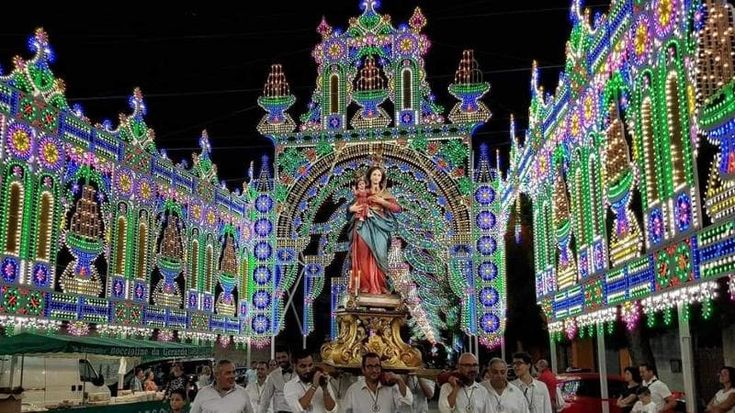 I frati azzerano i festeggiamenti civili per la Madonna della Grazia. Salta il rito della "pagnotta" e in Salento scoppia la protesta