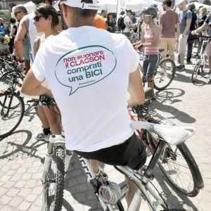 Torino, il giorno del Bike Pride: l'orgoglio a due ruote sfila nel centro