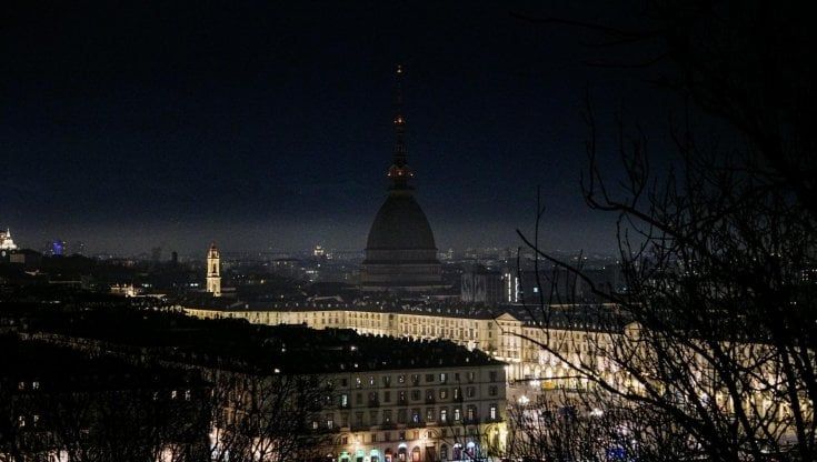 Caro bollette, stasera il sindaco spegne la Mole: "Per Torino un conto da 30 milioni in più" 