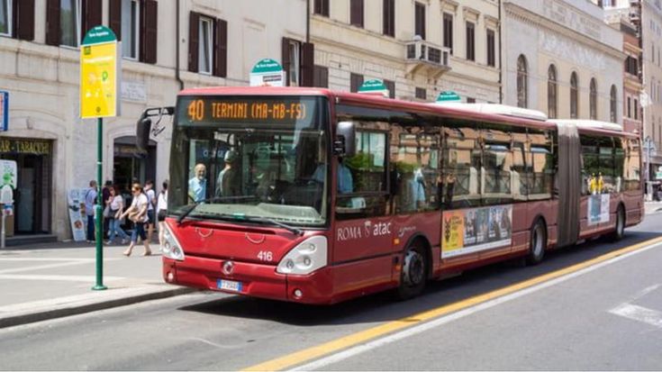 Roma, autobus lumaca sulle corsie preferenziali: in centro velocità sotto 1 chilometro l’ora