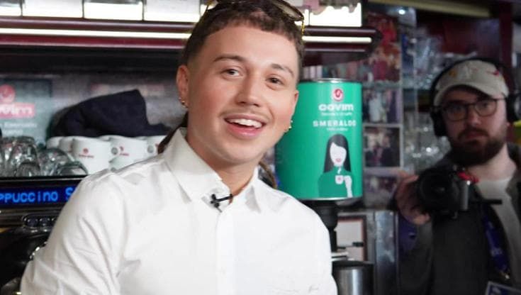 Sanremo, Sayf barista per un giorno: "Prima di cantare questo era il mio mestiere, ma da quando sono all'Ariston non bevo più caffè"