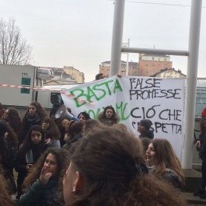 Mattinata di protesta per gli studenti torinesi: "Tante promesse e scuole a pezzi, adesso basta"