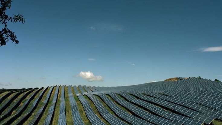 La corsa degli investimenti globali nell'energia pulita: oltre 1,7 migliaia di miliardi di dollari nel 2023 
