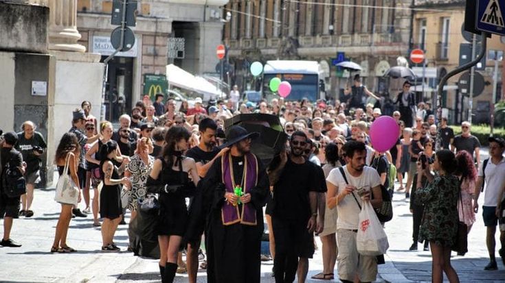 Il funerale del Buridda, la protesta davanti all’Università