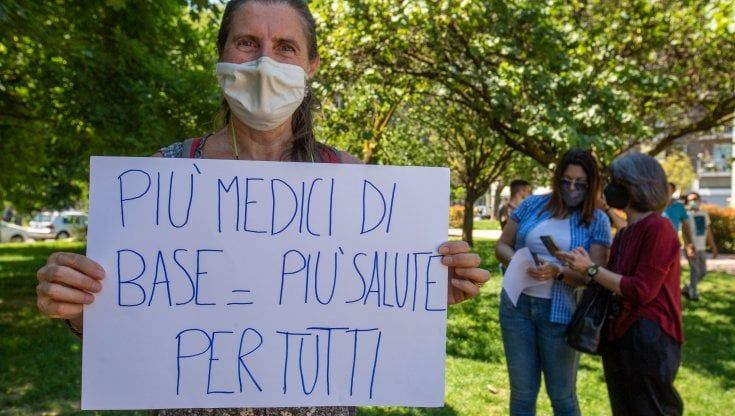 A Milano la crisi dei medici di famiglia: troppi pazienti, pochi camici bianchi. E spunta la protesta di quartiere