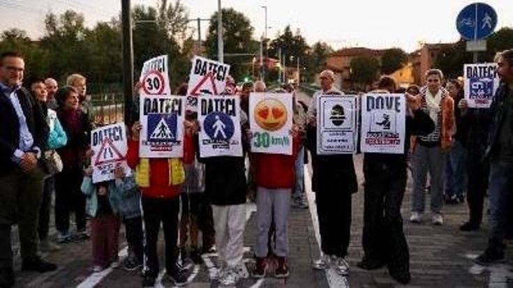 Via Toscana, presidio per Città 30 dopo la ciclista investita: “Urgente rallentare”. “Interverremo”