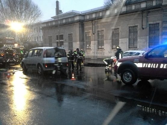 Milano, voragine inghiotte un'auto a Porta Vercellina