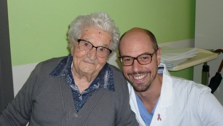 Operata per un tumore al seno a 103 anni: e dopo due la signora Carmelina è testimonial per la prevenzione