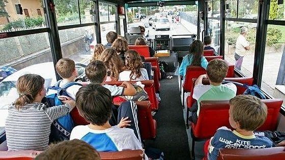 Biella, scotch sulla bocca e minacce ai bambini sullo scuolabus: sospeso un "autista aguzzino"