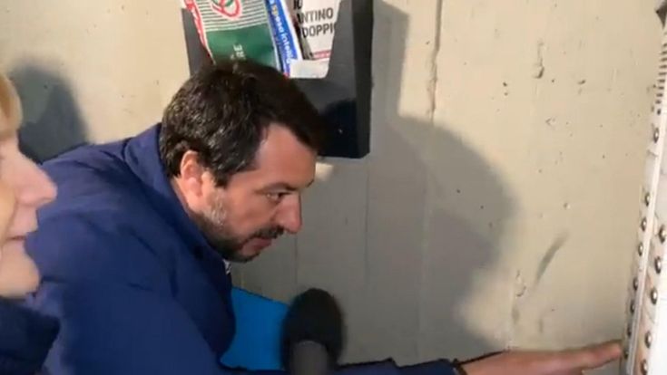 Salvini al citofono e la politica sotto zero