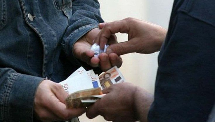 Mafia foggiana, 23 arresti per droga, armi ed estorsioni: sequestri per 5 milioni. Interdetto un carabiniere: passava notizie sulle indagini