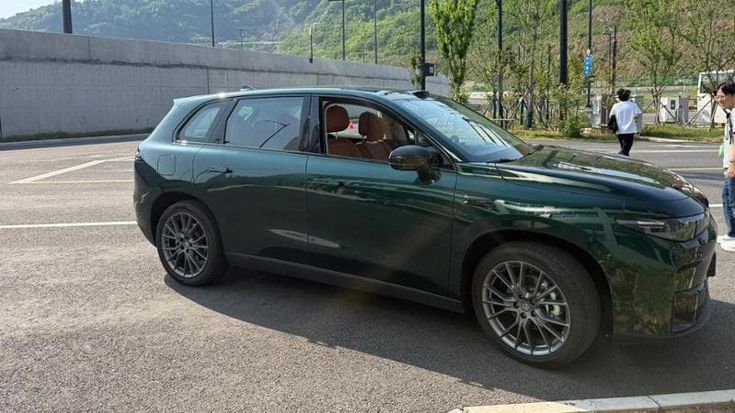 Leapmotor B05, primo assaggio sull’asfalto e tra le gincane della pista in Cina. Il test