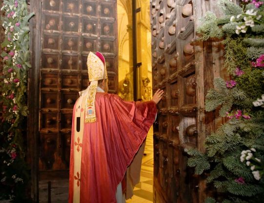 Giubileo, l'arcivescovo di Napoli apre la Porta Santa della cattedrale