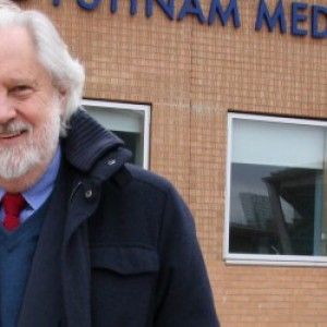 "A scuola insegnate a combattere con la vita", il sogno di David Puttnam. "E basta riforme a ogni cambio di governo"