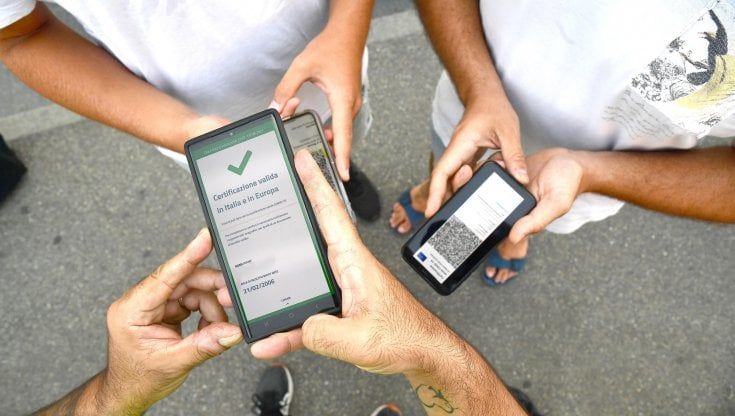Vaccini ai tossicodipendenti per dare il green pass ai no vax: 17 indagati a Catania