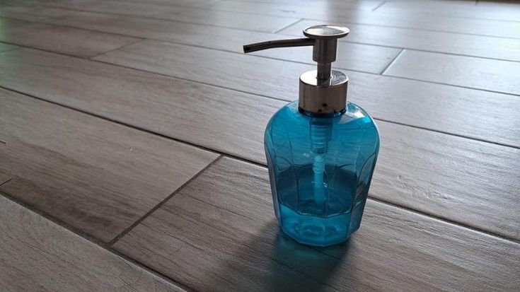 Le versano del detergente sul collo, poi si offrono di aiutarla a pulirsi e la rapinano. Arrestati i ladri del sapone