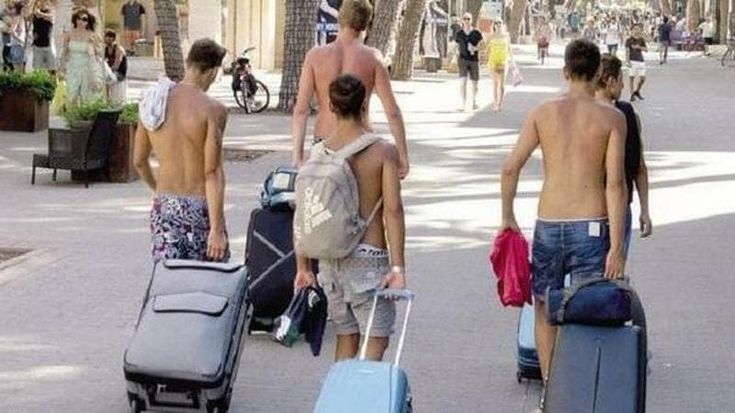 Niente piedi scalzi e costume, no all’accattonaggio e stop al panino in strada. L’estate dei divieti