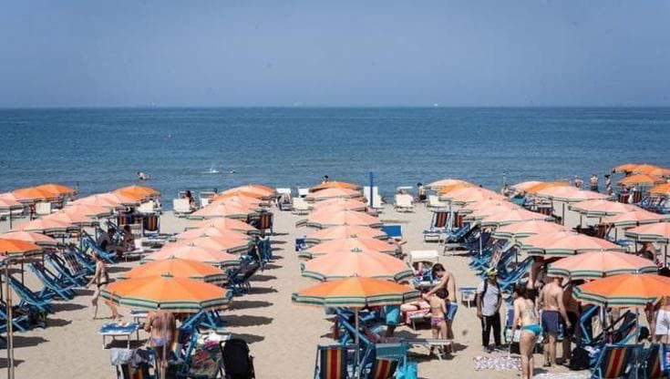 Salento, lite in spiaggia: ventenne accoltellato da un gruppo di turisti e medicato con 50 punti