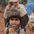 Siria, la bimba scambia la fotocamera per un'arma e si 'arrende' al fotografo 