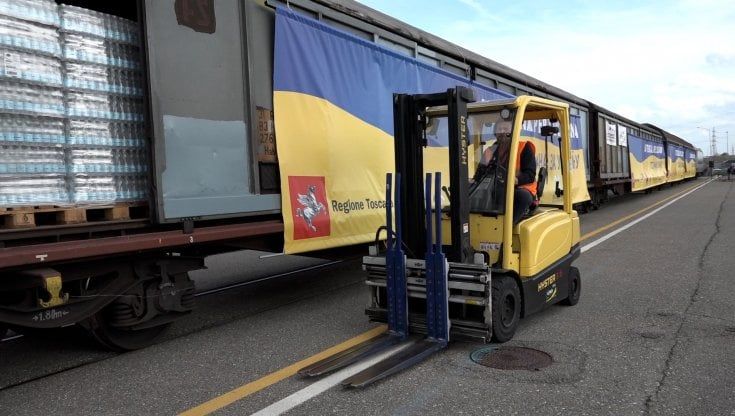 Partito il treno da Prato: 14 vagoni con cibo, farmaci e coperte per l'Ucraina