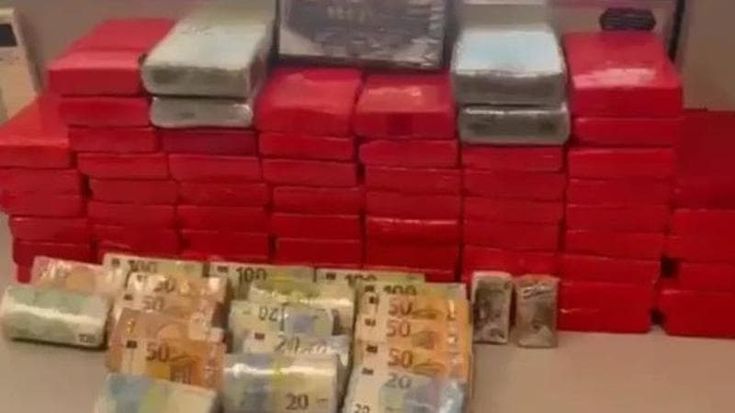 Nascondeva in casa 70 chili di cocaina purissima: arrestato trafficante di 41 anni