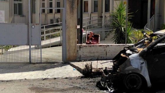 Palermo, incendiata l'auto di un volontario di un centro d'accoglienza