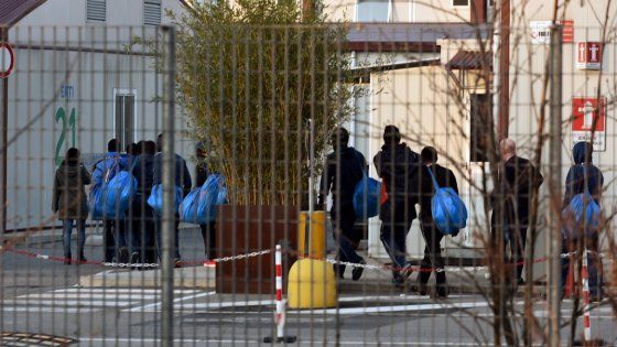 Profughi, centro di accoglienza nell'ex campo base di Expo: i primi 100 profughi. Maroni: "Inaccettabile"