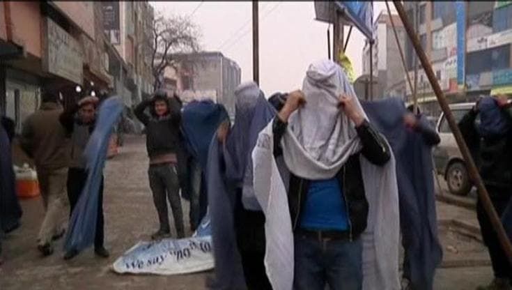 Afghanistan: gli uomini indossano il burqa per difendere i diritti delle donne