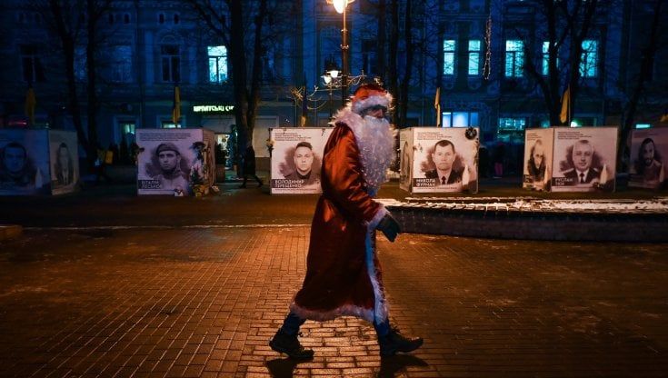 Dai soldati a Babbo Natale: l'Ucraina in cento fotografie