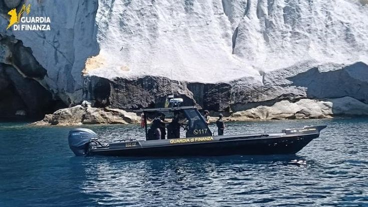 Ponza, 40 chili di hashish in una grotta di Chiaia di Luna: era il deposito dello spaccio estivo