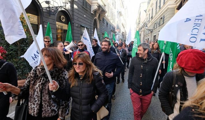 I commercianti in corteo contro l'ordinanza anti-movida